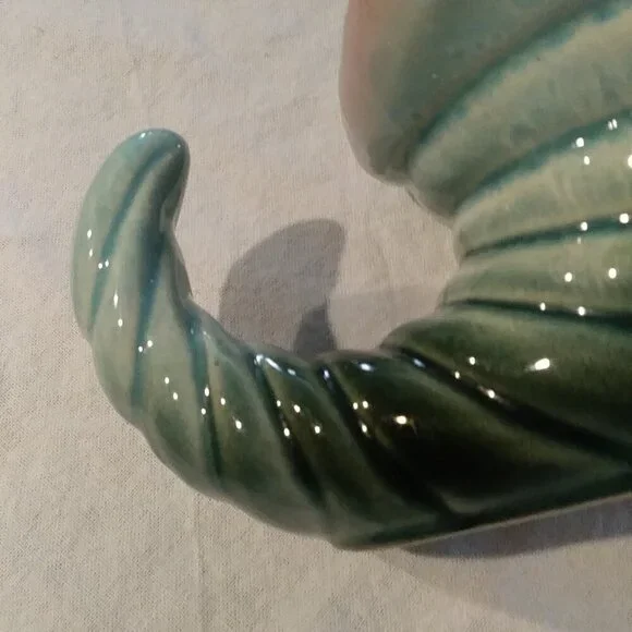 Vintage Regal Hull Pottery cornucopia vase/planter - Picture 5 of 11